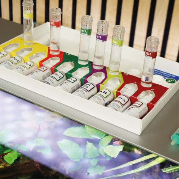 aquarium-lab-multi-test-inuse.jpg NT Labs - Akvarie Multi-Testsæt